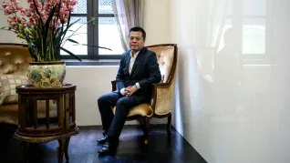 La figura empresarial que llegó en el momento justo para dominar una industria prometedora. La figura empresarial que llegó en el momento justo para dominar una industria prometedora.