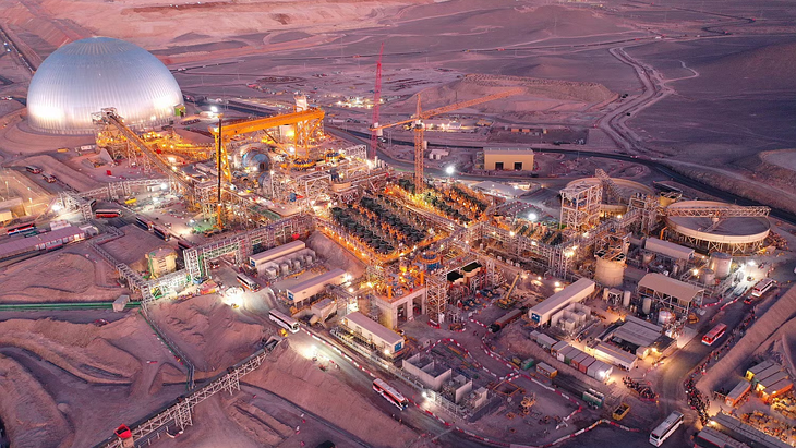 La nueva planta concentradora de cobre de Spence requirió una inversión de u$s2.460 millones. La obra permite extender la vida útil de la mina Escondiad en Chile por 50 años. La nueva planta concentradora de cobre de Spence requirió una inversión de u$s2.460 millones. La obra permite extender la vida útil de la mina Escondiad en Chile por 50 años.