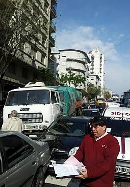 Un camión desató un choque en cadena con 8 autos en San Telmo (foto 5)