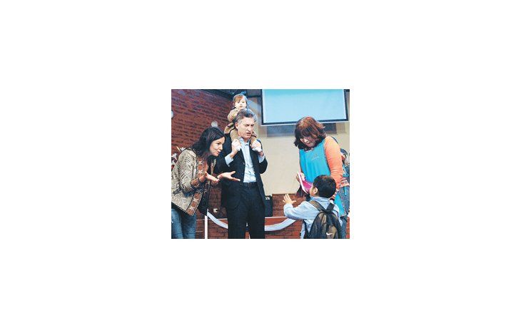 Mauricio Macri llevó ayer a su hija Antonia a una visita que realizó junto con la ministra Carolina Stanley a un Centro de Primera Infancia en el barrio porteño de Villa Soldati.