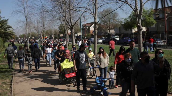 Las filas en una de las mesas de votación en Santiago de Chile.