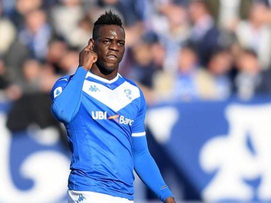 Mario Balotelli fue v&iacute;ctima de cantos racistas desde la tribuna de Lazio.