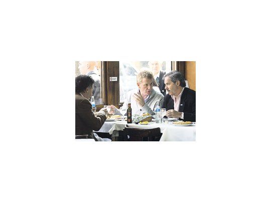 Mauricio Macri, Felipe Solá y Francisco de Narváez se reencontraron ayer en un bodegón de San Cristóbal y posaron para una foto de unidad.