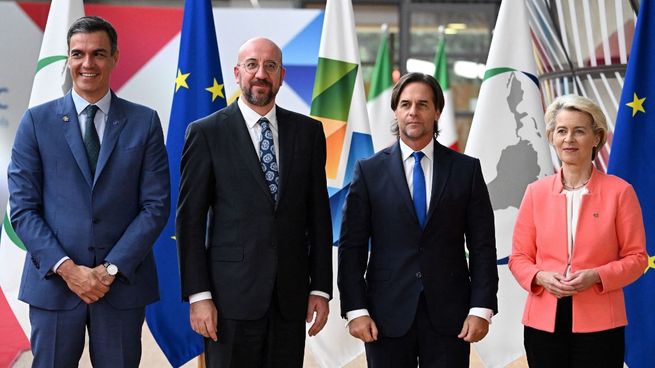De izquierda a derecha: Pedro Sánchez (presidente de España), Charles Michel (presidente del Consejo Europeo), Luis Lacalle Pou (presidente de Uruguay) y Ursula Von der Leyen (presidenta de la Comisión Europea).
