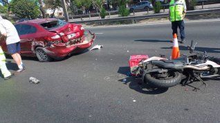 Así quedaron el auto y la moto tras el choque en plena Avenida General Paz
