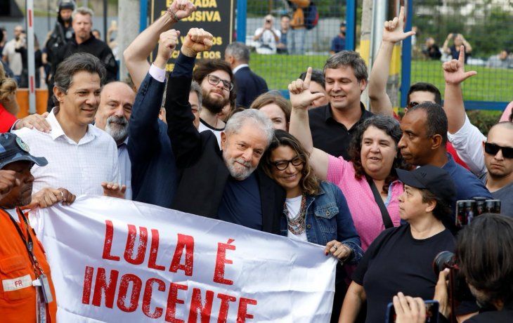 Lula, junto a miembros del PT, al salir del penal de Curitiba.&nbsp;