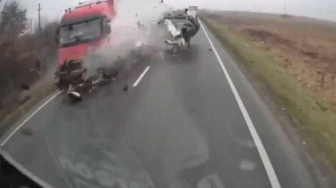 Así fue el momento en el que la camioneta impactó con el camión