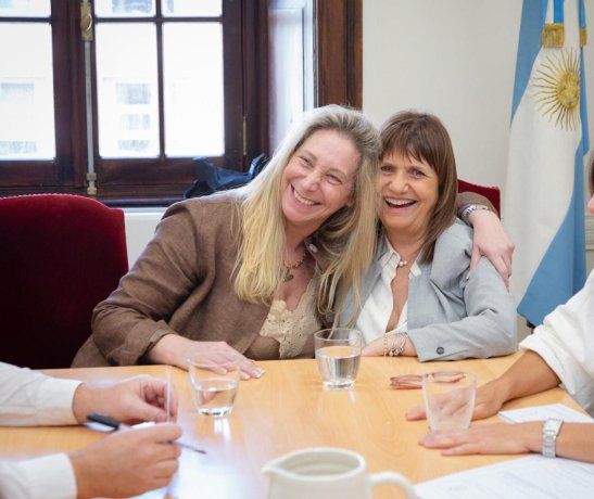 Patricia Bullrich junto a Karina Milei. 