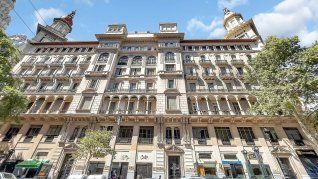 Vista de la fachada principal del edificio, con sus balcones en arco y detalles ornamentales que conservan el diseño original del arquitecto Luigi Broggi. Vista de la fachada principal del edificio, con sus balcones en arco y detalles ornamentales que conservan el diseño original del arquitecto Luigi Broggi.