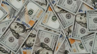 El índice dólar cerró este viernes con un leve alza.