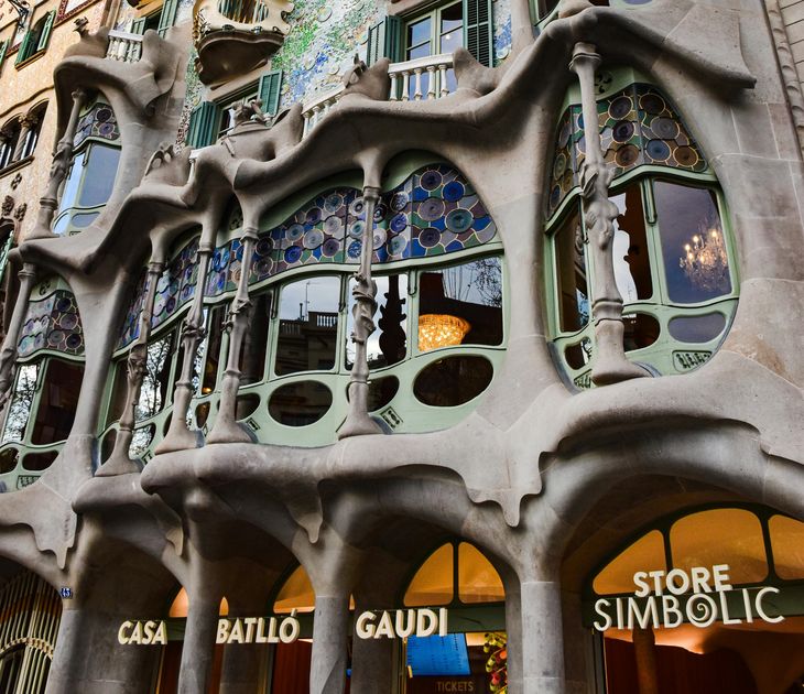La fachada principal de la Casa Batlló rompe con todas las líneas rectas: balcones con formas óseas, columnas de piedra arenisca y vitrales curvos convierten al edificio en una de las grandes joyas del modernismo catalán La fachada principal de la Casa Batlló rompe con todas las líneas rectas: balcones con formas óseas, columnas de piedra arenisca y vitrales curvos convierten al edificio en una de las grandes joyas del modernismo catalán