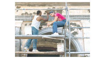 En la decaída Habana se ven cada vez más obras de construcción encaradas por los propios habitantes. Se instalaron locales de Adidas, Victorinox, Mango y Benetton, entre otras firmas.