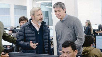 Ensayo. Adrián Pérez, junto a Rogelio Frigerio, supervisó el segundo ensayo para el operativo escrutinio provisorio que llevará adelante la firma Smartmatic. Esta vez no hubo errores.