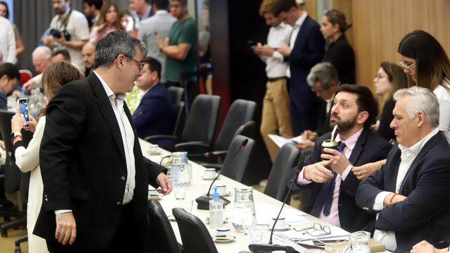 Germán Martínez habla con Pablo Juliano. Ambos son titulares de bloques que protagonizan la reacción opositora.