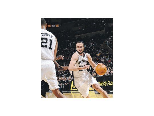 Emanuel Ginóbili tuvo una gran actuación en el primer triunfo de la temporada de San Antonio.