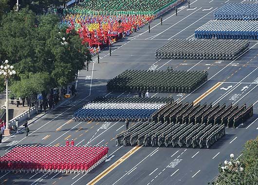El desfile militar por la avenida principal.
