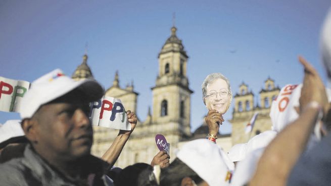 FUROR. Un grupo de manifestantes apoyan al candidato izquierdista y exguerrillero Gustavo Petro en un acto celebrado en Quito.
