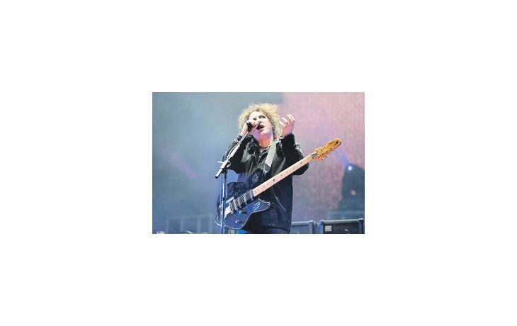 ámbito.com | Robert Smith, una especie de José Pablo Feinmann rocker, lideró el esperado concierto en River después de un cuarto de siglo, cuando la violencia de sus recordados recitales en Ferro (1987) movieron a la banda dark a no querer regresar más al país