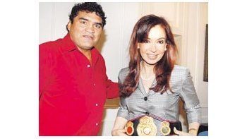 ámbito.com | Esta semana Cristina adoptó su look de acuerdo con la ocasión. Posó como una ciclista cuando anunció planes para renovar bicicletas. En su encuentro con «Roña» Castro, se calzó el cinturón de campeón de boxeo.
