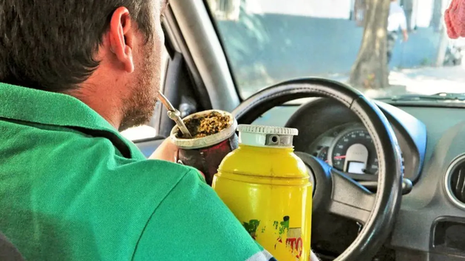Tomar mates en el auto puede afectar a la atención del conductor.