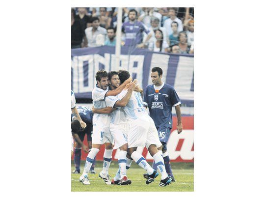 El abrazo del gol. David Ramírez está en el medio de Sebastián Domínguez y Francisco Cerro en el festejo del primer gol de Vélez. El equipo que dirige Ricardo Gareca consiguió un gran triunfo en Uruguay para empezar de la mejor manera su participación en la Copa Libertadores de América.