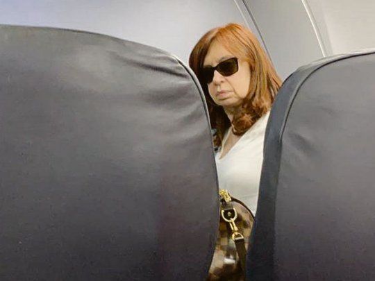 Viaje. Cristina de Kirchner en su vuelo&nbsp; Buenos Aires-Panamá para continuar luego a Cuba donde esta convalesciente su hija Florencia.&nbsp;