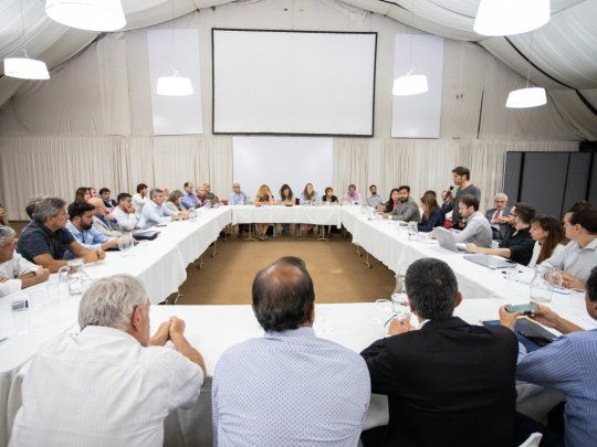 El Gobierno bonaerense, en medio de las paritarias con estatales y docentes. Con los primeros fijó dos sumas fijas por decreto y seguirá negociando.