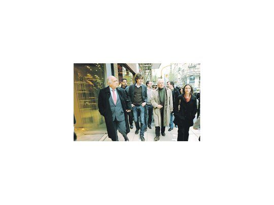 Los candidatos de UNEN, Ricardo Gil Lavedra, Martín Lousteau, Fernando Pino Solanas y Fernanda Reyes, en una caminata de campaña, ayer por la porteña avenida Santa Fe.