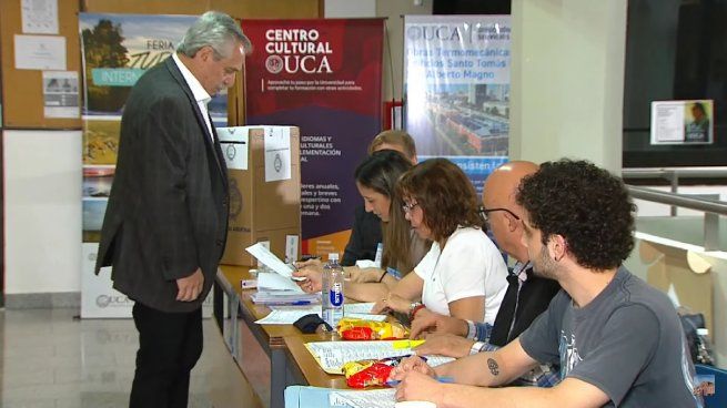 Alberto Fernández emitió su voto en Puerto Madero.
