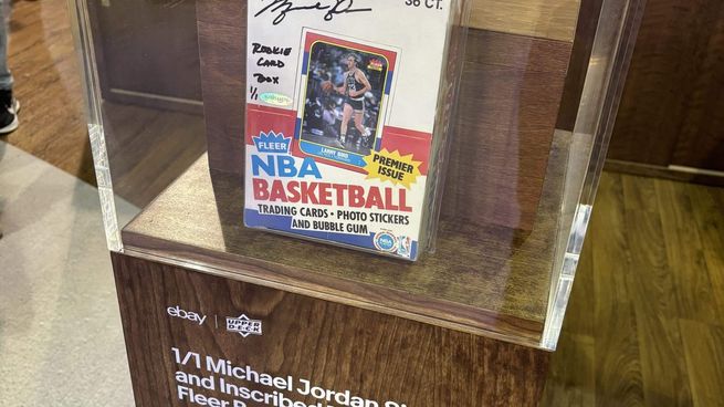 Una caja sellada de cromos de básquetbol Freer de 1986-87, firmada y dedicada por Michael Jordan,&nbsp;&nbsp;se vendió por u$s900.100 en una subasta de eBay.