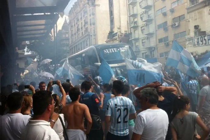 En Argentina, el grueso de los simpatizantes irán al Cilindro de Avellaneda para verlo en pantalla gigante tal como ocurrió en el Apertura 2001, el mítico campeonato local que ganaron después de 35 años.