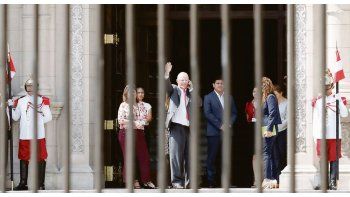ámbito.com | DESPEDIDA. Pedro Pablo Kuczynski se despide de sus colaboradores en la puerta del palacio de Gobierno.