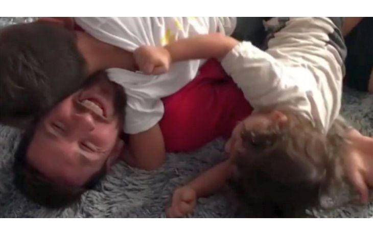 Messi encontró consuelo en los brazos de sus hijos.