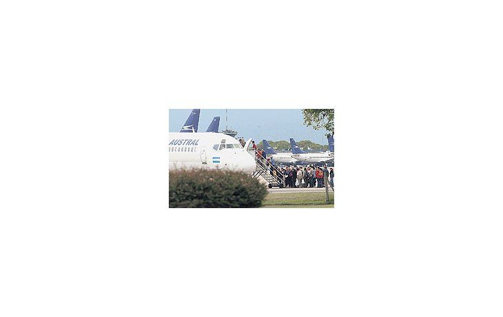 Uno de los pocos vuelos de Aerolíneas/Austral que pudieron partir ayer. El conflicto no sólo no cesa: se agudiza y es cada vez más complicado avizorar una resolución.