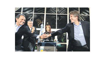 ámbito.com | Se saludan Daniel Scioli y Amado Boudou, instantes después de que Cristina de Kirchner -que los mira- anunciase el sábado en Olivos la nominación del ministro como su compañero en la fórmula presidencial.