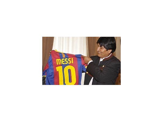 Evo Morales subastará una camiseta firmada por Messi con fines benéficos.