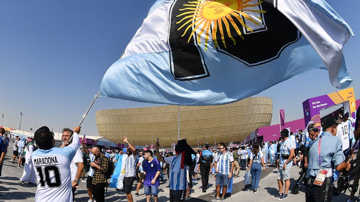Qatar: Argentine fans took over with a flag within hours of the debut