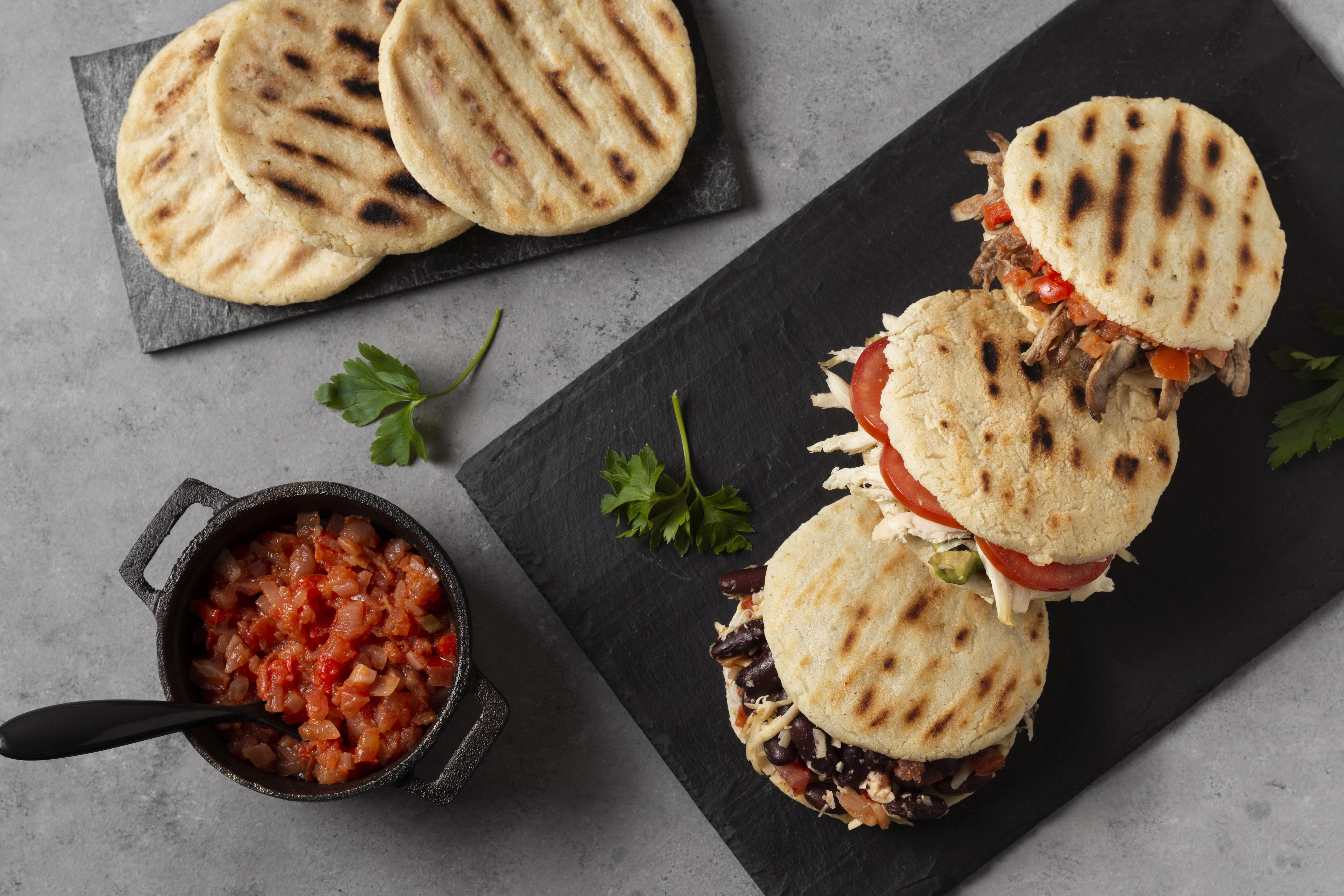 https://media.ambito.com/p/a60ba060cf9afa995663a471bdfcbff7/adjuntos/239/imagenes/040/340/0040340227/flat-lay-arepas-with-meat-and-tomatoesjpg.jpg