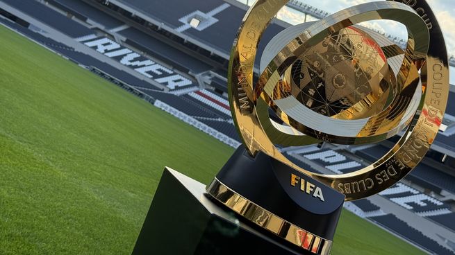 River, a pleno con el trofeo del Mundal de Clubes.