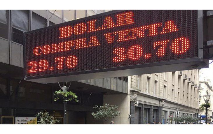 ámbito.com | El dólar avanzó 2,9% al récord de $ 30,72 (BCRA licitará u$s 500 millones para saciar demanda)