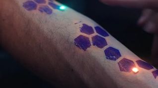 El tatuaje electrónico permitiría implantar circuitos y chips en la piel. El tatuaje electrónico permitiría implantar circuitos y chips en la piel.