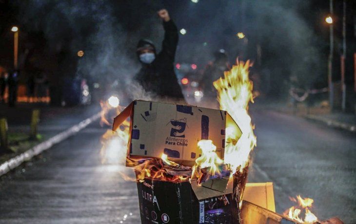 Un cacerolazo convocado por redes sociales termin&oacute; con saqueos y barricadas en Chile.