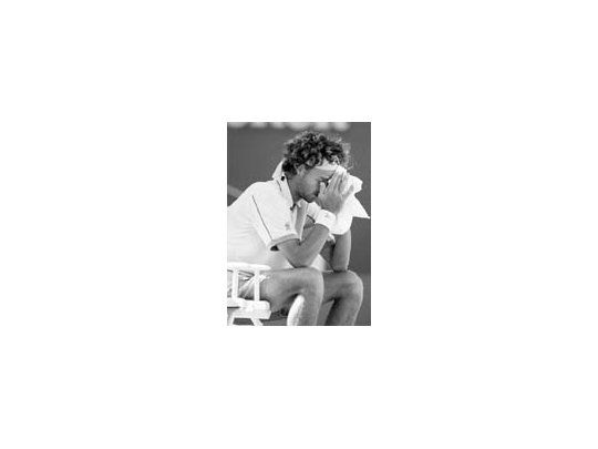 Gustavo Kuerten lamenta la derrota ante Kafelnikov.