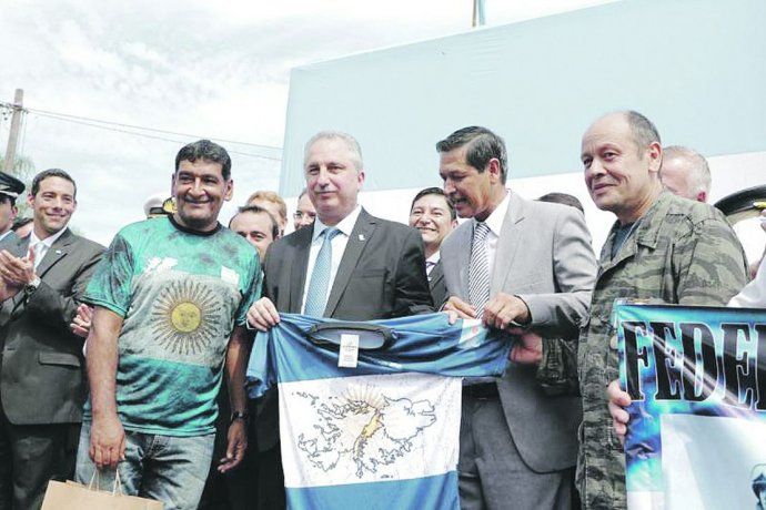 GESTOS. Hugo Passalacqua y el candidato a sucederlo, Oscar Herrera Ahuad, compartieron un acto junto a veteranos misioneros.