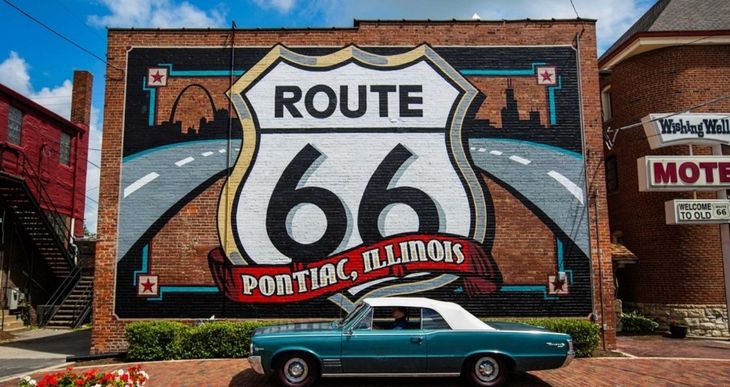 La carretera fue inmortalizada en libros, canciones y películas. La carretera fue inmortalizada en libros, canciones y películas.