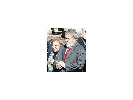 Lula da Silva llegó ayer a Italia, donde tratará temas tan trascendentescomo la crisis financiera global. Sin embargo,podrá distraer su atención sobre un tema doméstico que lopreocupa: las divisiones en su gabinete acerca de la convenienciade dar por tierra con la Ley de Amnistía impuesta porel último régimen militar.