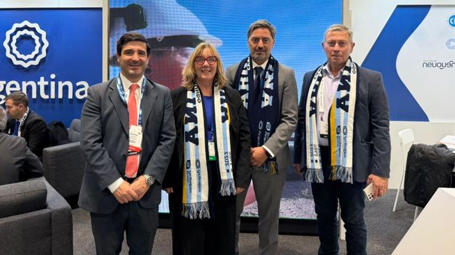 La delegación está encabezada por Alberto Rositano, gerente corporativo de minería de Grupo Petersen y Laura Ropolo, asesora de la Unidad Minera GP.