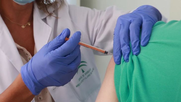 The flu vaccine reduces complications, hospitalizations, sequelae and deaths caused by the influenza virus. The flu vaccine reduces complications, hospitalizations, sequelae and deaths caused by the influenza virus.