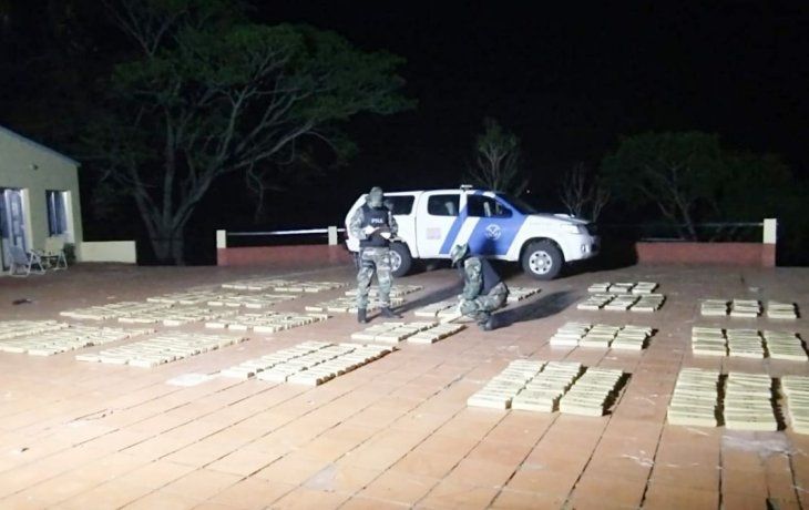 Según informó PNA los efectivos hallaron en el interior del bote 23 bultos envueltos en bolsas de nylon de color negro, que contenían mas de 707 kilos de marihuana prensada dividida en 925 panes y valuada en más de 56 millones y medio de pesos.