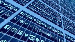 El modelo de negocio de estas empresas, según lo describe AI, consiste en ofrecerle a las personas sus servicios de forma gratuita a cambio de gestionar los datos personales íntimos que los usuarios ceden al utilizar cada una de las plataformas de estas dos gigantes.
